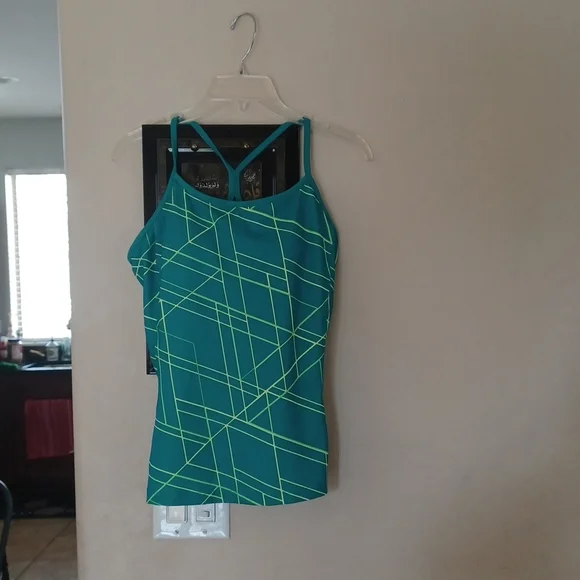 - Old navy woman active top - Picture 1 of 3